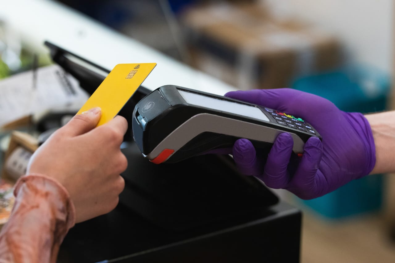 How To Identify RFID-Enabled Cards And When To Use An RFID-Blocking Wallet