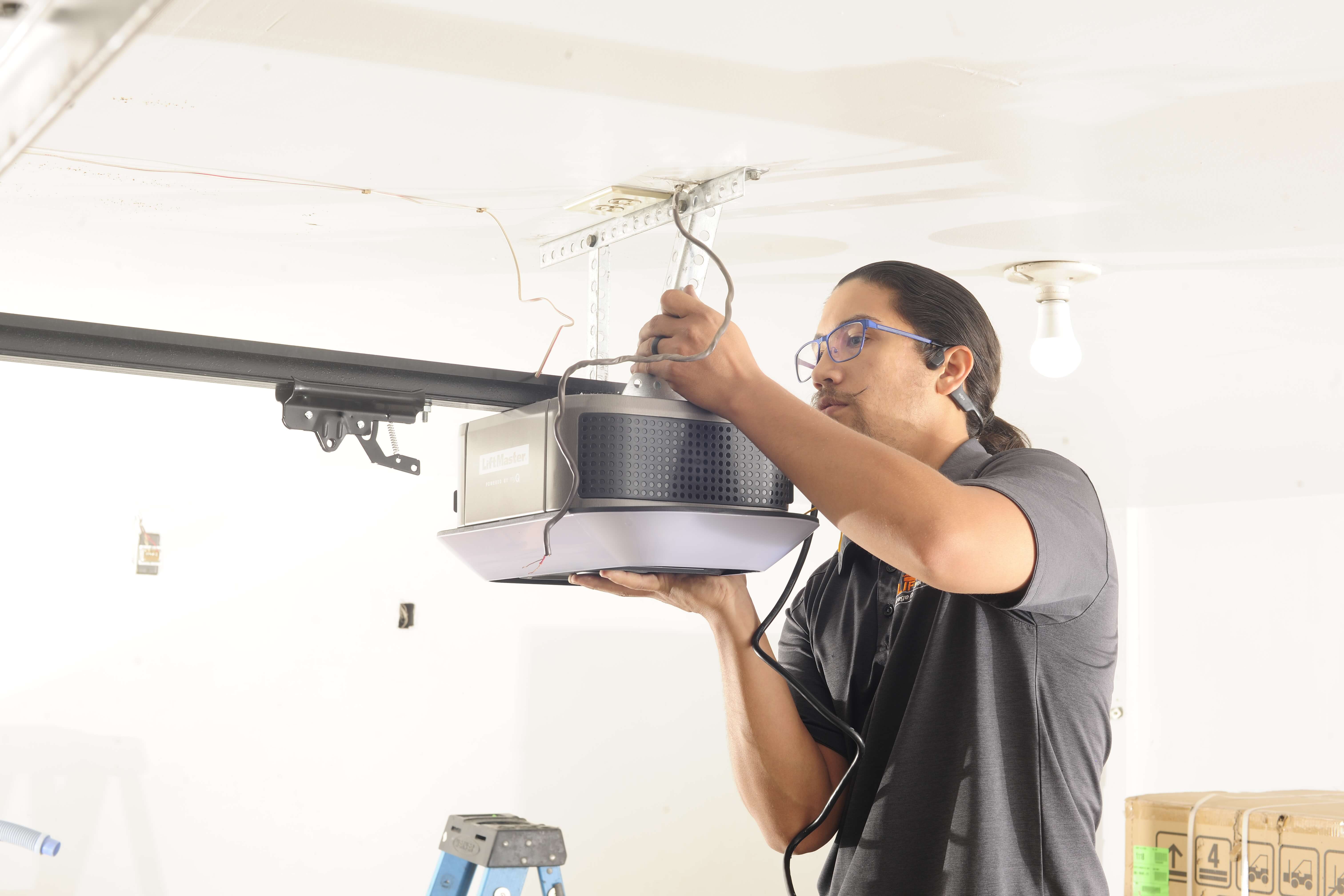 Tips For Choosing The Right Garage Door Repair Specialists