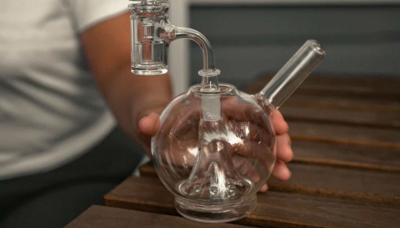 Glass Bongs: How They Benefit Your Smoking Experience