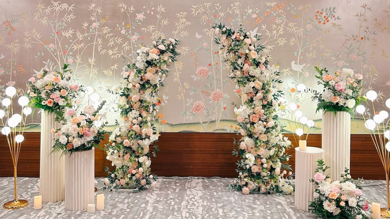 How To Coordinate Wedding Flowers With Your Venue Theme