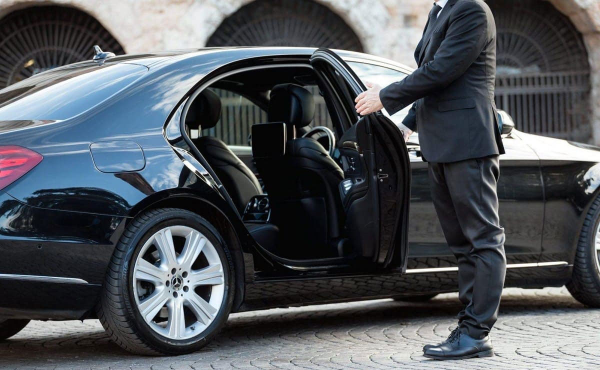 Why Business Leaders Choose A Private Chauffeur Service In Miami